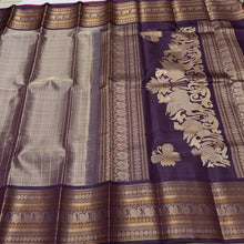 Saraswati- Gorgeous Abirami Beige with  Deep Purple Handwoven Premium Zariless Kanjivaram Silk with beautiful muthukattam silk checked body with gorgeous varisaipet borders rich sorgavaasal pallu and contrast woven blouse #thambooriexclusives #thambooricl