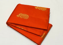 Saranga- Stunning Orange with Emerald Green Muthukattam with Peacock on a paisley motifs woven beautiful body rich and finely woven pallu and contrast emerald green blouse