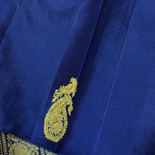 Saranga- Beautiful Peach with Navy Blue Borderless Handwoven Pure Jari Kanjivaram Silk with Muthukattam and Paisleys with peacock and annapakshi Buttas woven body with rich pallu and contrast navy blue blouse!