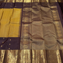 Vaibhogam- Beautiful Bronze Gold with Coffee Brown Handwoven Pure2g Jari Korvai Kanjivaram Silk with middle vairaoosi checks woven beautiful body with lower portions with mayil chakram buttas rich borders and pallu in  coffee brown with contrast blouse