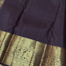 Vaibhogam- Beautiful Bronze Gold with Coffee Brown Handwoven Pure2g Jari Korvai Kanjivaram Silk with middle vairaoosi checks woven beautiful body with lower portions with mayil chakram buttas rich borders and pallu in  coffee brown with contrast blouse