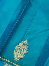 Dual tone Orange Tomato Pink with Peacock Blue Borderless Muthukattam with Double Parrot & Floral Motifs with rich parrots woven pallu and contrast blouse in Handwoven Pure Jari Kanjivaram Silk Saree Beauty