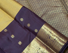 Vaibhogam- Beautiful Bronze Gold with Coffee Brown Handwoven Pure2g Jari Korvai Kanjivaram Silk with middle vairaoosi checks woven beautiful body with lower portions with mayil chakram buttas rich borders and pallu in  coffee brown with contrast blouse