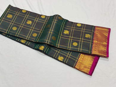 Double Tone Manthulir Green with Deep Magenta 1000 Buttas Weave in Handwoven Pure Jari Kanjivaram Silk Saree Beauty