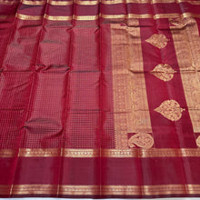 Burgundy Brown Handwoven Pure Jari Oosi Kattam Kanchipuram Silk Saree with Peacocks in a Clover Motifs woven Pallu Doublepet Borders Beauty