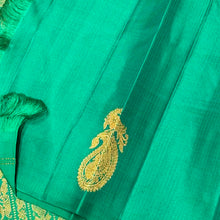Saranga- Stunning Orange with Emerald Green Muthukattam with Peacock on a paisley motifs woven beautiful body rich and finely woven pallu and contrast emerald green blouse